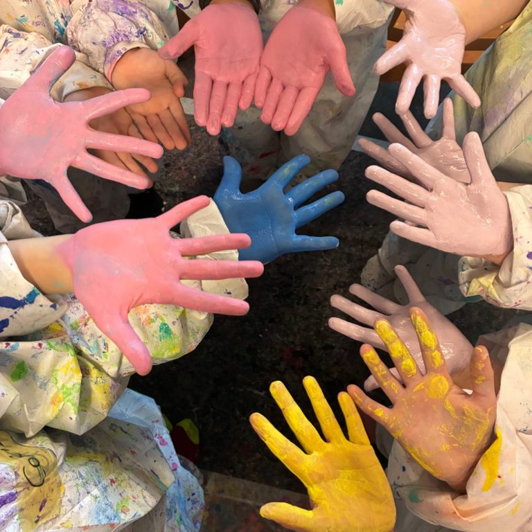 Kreativworkshop mit farbenfrohen Handabdrücken Bunt bemalte Hände von Workshop-Teilnehmenden